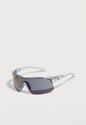 Gafas de seguridad transparentes con lentes envolventes teñidas de gris y patillas transparentes, diseñadas para proteger los ojos durante el trabajo o deportes.