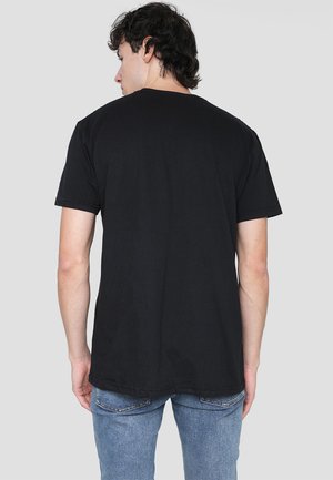 Schwarzes Baumwoll-T-Shirt mit kurzen Ärmeln, rundem Ausschnitt und lässiger Passform. Die Rückseite ist schlicht und zeigt eine glatte Textur.