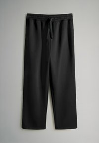 Schwarze sportliche Hose mit elastischem Bund und verstellbarem Kordelzug. Glatte Textur und gerade Beinform, ohne sichtbare Muster.