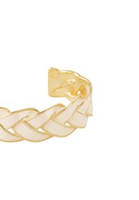 Bracelet en ton or avec un design tissé, accents crème brillants et un fermoir sécurisé. Texture lisse avec une finition moderne et élégante.