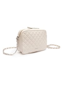 Borsa a tracolla beige trapuntata con forma rettangolare, chiusura superiore con zip e tracolla in catena argentata. Presenta una texture liscia e un marchio discreto.