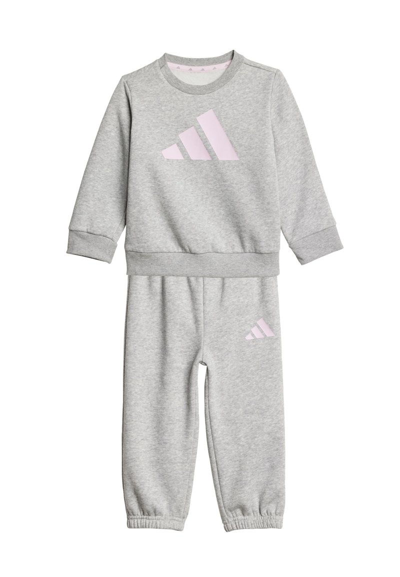 Conjunto de sudadera y pantalones de chándal grises hechos de una tela suave. Presenta acentos de logotipo en rosa y puños elásticos en ambas piezas. Diseño simple y funcional.