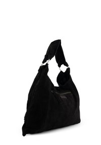 Zwarte suède hobo-tas met een geknoopte handgreep, zilveren accenten en een met rits sluitend voorkvak. Zachte textuur en slungelige uitstraling.