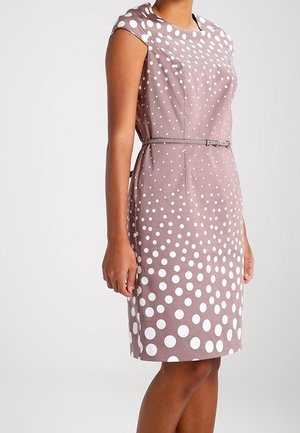 Sukienka bez rękawów w kolorze wrzosowym do kolan z białymi grochami, dopasowana w talii z cienkim paskiem, noszona przez stojącą osobę na jednolitym tle.