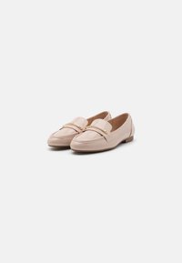 Lichtroze gepatenteerde leren loafers met een gladde afwerking, voorzien van een decoratieve gouden kettingaccent aan de voorkant. Vlakke zool.