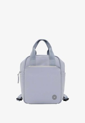 Lichtgrijze rugtas gemaakt van zacht materiaal, voorzien van twee bovenhandvaten, verstelbare schouderbanden, een voorvak en een ronde logodetail.