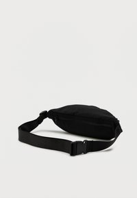 Borsa in tessuto nera a vita con comparto con zip, cinghia regolabile e superficie liscia. Design compatto e arrotondato per un uso pratico.