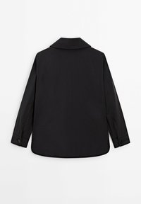 Chemise noire à manches longues avec poignets boutonnés et col classique, vue de dos sur un fond blanc.