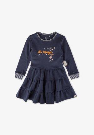Navyblaues langärmeliges Kleid mit gestuften Rüschen, gestreiften Manschetten und einem "It's Magic"-Grafikdesign in Orange, Creme und Pink. Pinguin-Akzentdetail.