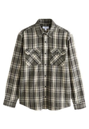 Chemise à manches longues boutonnée en carreaux gris, blanc et noir avec deux poches poitrine à rabat avec boutons noirs, posée à plat.