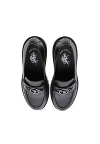 Mocassini in pelle nera con punta arrotondata, hardware decorativo con logo e suole texturizzate. Rifinitura liscia con dettagli di cucitura minimi.