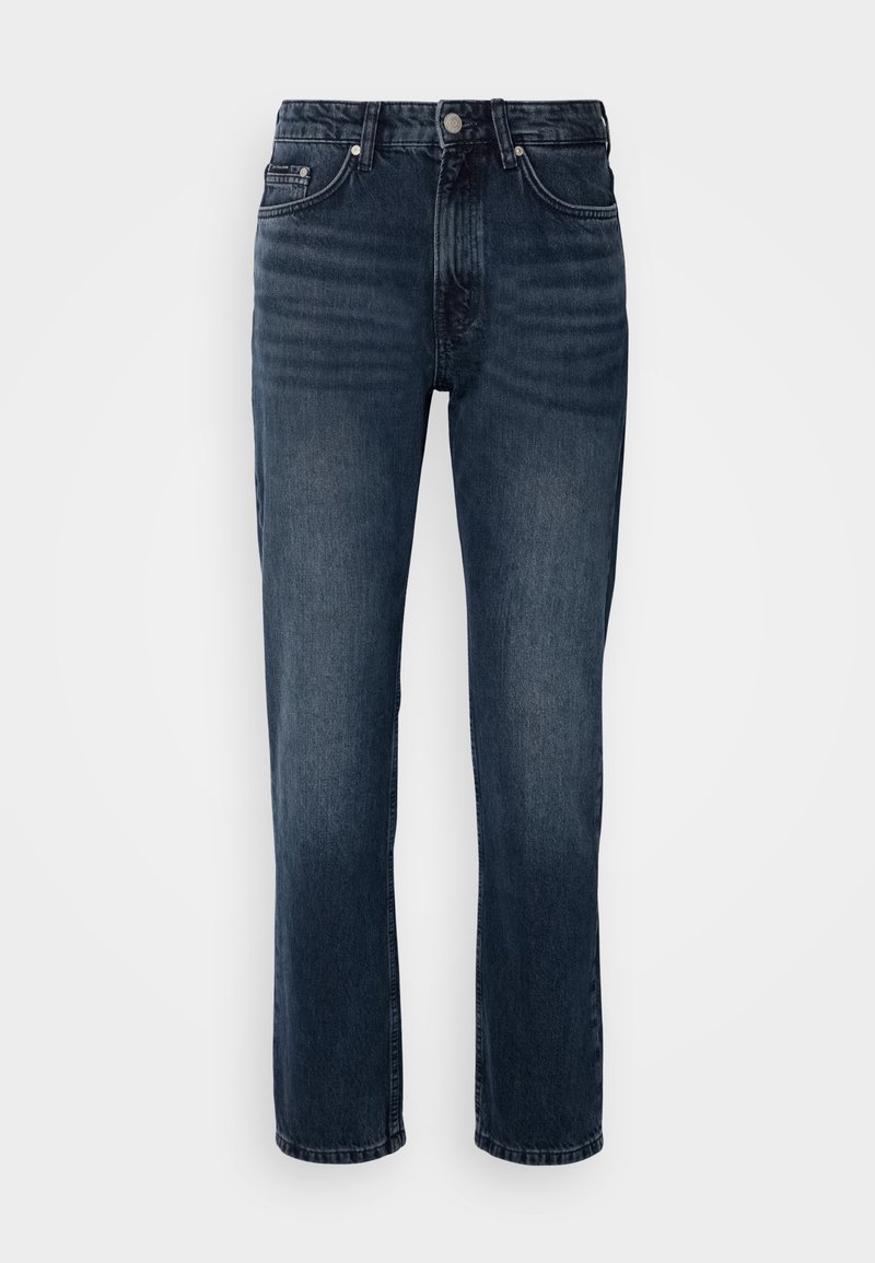 Ciemnoniebieskie dżinsy z prostymi nogawkami, z pięcioma kieszeniami, zapięciem na guzik i zamek, oraz subtelnymi przetarciami.