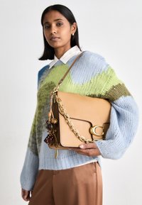 RUNWAY CHAIN TABBY SHOULDER BAG 35 - Rankinė - honey brown