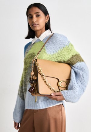 RUNWAY CHAIN TABBY SHOULDER BAG 35 - Käsilaukku - honey brown