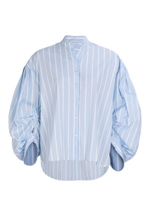 Jasnoniebieska bluzka w paski z stójką, bufiastymi rękawami i zapięciem na guziki. Wykonana z gładkiego materiału o luźnym kroju i zaokrąglonym hemie.