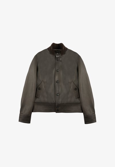 Bruine leren bomberjack met hoge kraag, drukknoopsluiting en twee voorzakken, met een gladde textuur en een aansluitend ontwerp.