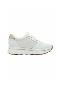 Sneaker bianco con tomaia in tessuto testurizzato, dettagli metallici dorati sul tallone e suola in gomma spessa e ammortizzata con motivo a diamante.