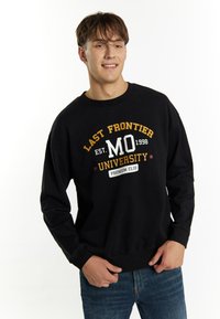 Felpa nera a maniche lunghe, con testo grafico dai colori vivaci: "LAST FRONTIER EST. MO 1998 UNIVERSITY PREMIUM CLUB."