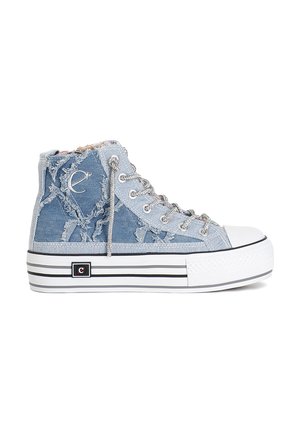 Sneaker alta in denim con dettagli invecchiati, occhielli argentati e suola in gomma bianca con strisce nere. Design con punta tonda.