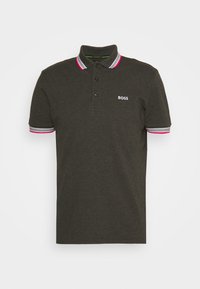 Mörkgrön pikétröja i bomull, med klassisk krage, tre-knappsstängning och kontrasterande randiga detaljer i rosa och grått.