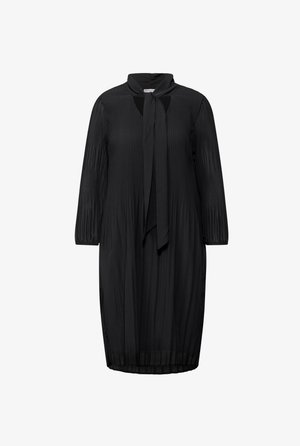 Černé skládací šaty s dlouhými rukávy a zavazováním u krku. Hladká látka s jemným leskem. Střední délka s volným střihem a zakřiveným lemem.