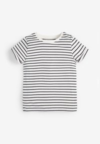 Weißes T-Shirt mit kurzen Ärmeln und dünnen schwarzen horizontalen Streifen, Rundhalsausschnitt, flach auf weißem Hintergrund liegend.