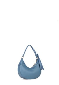 Borsa a spalla in pelle blu con una forma curva. Presenta una tracolla intrecciata con una sciarpa a motif attaccata e dettagli in oro.