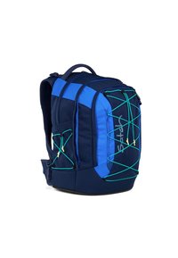 Marineblauer Rucksack mit Bungee-Kordeldesign, Seitentasche, gepolsterten Schultergurten und stabilem Boden. Aus strapazierfähigem Material und mit Reißverschluss.