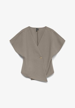 Haut taupe asymétrique à manches courtes avec large encolure en V et fermeture centrale à l'avant par un bouton doré unique.
