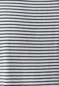 Marc O'Polo DENIM RUFFLES STRIPED - Triko s potiskem - dark blue