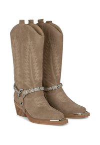 Botas de cowboy de ante color marrón con patrones bordados, correas trenzadas de plata, tacones apilados y punteras metálicas.