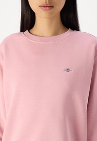 GANT SHIELD C NECK - Mikina - dusty pink