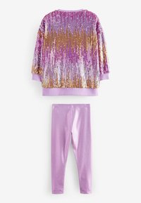 Pailletet lilla og guld-top med rund halsudskæring og lange ærmer, parret med skinnende pink leggings, begge i blød stof.