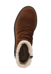 Stivaletto alla caviglia in camoscio marrone con design arricciato, rivestimento in pelliccia sintetica crema al collo e dettaglio di bordo cucito lungo la suola.