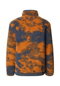 Giacca in pile con motivo mimetico in arancione e blu navy, con collo alto e tessuto strutturato per mantenere il calore.