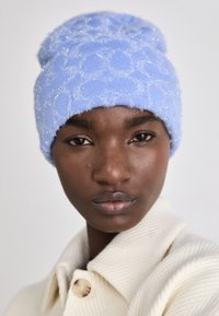 COACH SIGNATURE BEANIE - Kootud müts - mist blue