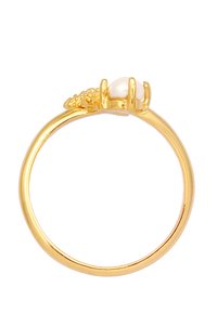 Goldring mit bandförmigem, glattem Design, geschmückt mit einer zentralen Perle und strukturierten Akzenten in der Nähe der Fassung. Die Oberfläche ist poliert und glänzend.