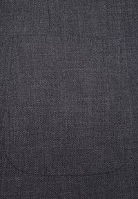 Ciemny materiał o tkanej strukturze, z dużym obszarem kieszeni. Kolor to jednolity ciemnoszary, z subtelnymi odcieniami tonów.