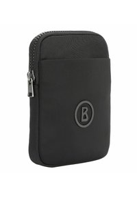 Funda blanda negra con forma redondeada, que cuenta con un exterior texturizado, cierre de cremallera y un logotipo grabado destacado en la parte delantera.