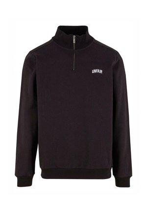Černá mikina s čtvrtinovým zipem, žebrovanými manžetami a lemem, s bílým vyšitým nápisem "UNFAIR" na levé části hrudi. Měkká textura látky.