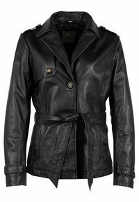 Giubbotto in pelle nera con vita regolabile, chiusura a doppio bottone, ampi rever e spalline. Texture liscia con un design aderente.