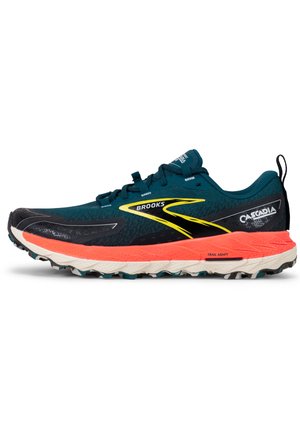 Chaussure de trail running Brooks Cascadia, avec un dessus bleu-vert, un capuchon de protection noir, une semelle intermédiaire orange vif et une semelle extérieure robuste avec un motif de traction.