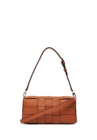 Sac à main en cuir marron avec un design tressé. Dispose d'une bandoulière amovible et d'une texture lisse. Forme rectangulaire avec des accents subtils.