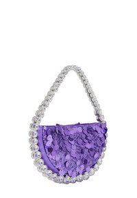 Fioletowa torebka wyszywana cekinami o zaokrąglonym kształcie, ozdobiona metalowym uchwytem z koralikami i błyszczącym wykończeniem. Posiada skomplikowane detale z cekinów.