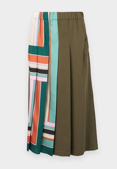 Gonna di lunghezza al ginocchio con vita elastica; tessuto verde oliva uniforme mescolato con motivi geometrici colorati in pannelli su un lato.