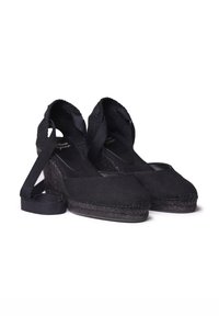 Espadrilles a wedge in tela nera con upper texturizzato, cinturini alla caviglia e suola in juta intrecciata. Interno foderato con una finitura liscia.
