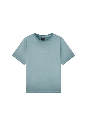 Hellblaues T-Shirt mit kurzen Ärmeln und Rundhalsausschnitt, mit kleinem weißem Textlogo in der Mitte der Brust und einem schwarzen Kragenetikett.
