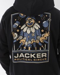 Juodas gobtuvas su spalvinga grafika, kurioje pavaizduota klounas, mikrofonai ir įvairūs daiktai. Tekstas sako "JACKER POLITICAL CIRCUS."