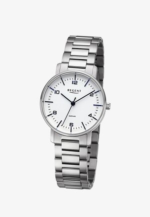 Montre-bracelet en métal argenté avec cadran blanc, index noirs, accents bleus et nom de la marque REGENT sur le cadran, bracelet en métal maillé.