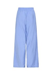 Pantalon large bleu clair en tissu texturé avec une taille élastique et une coupe ample et décontractée.